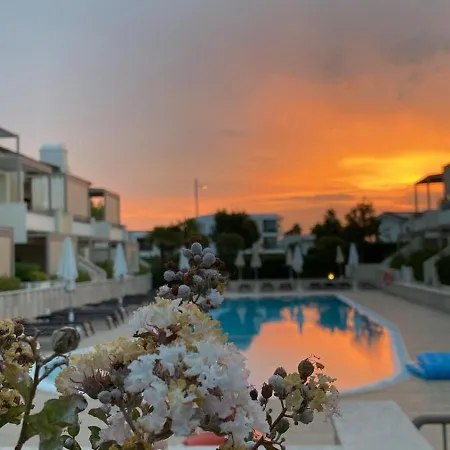 Lido Centro Con Piscina 아파트 리도 디 예솔로